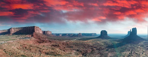 Letecký panoramatický výhled na scénář Monument Valley při východu slunce — Stock fotografie