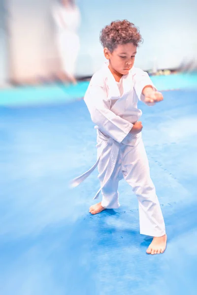 Joven Chico Africano Usando Uniforme Karate Haciendo Puño Trasero Lateral — Foto de Stock