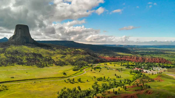 Vista aérea del Monumento Nacional Devils Tower al atardecer de verano , — Foto de Stock