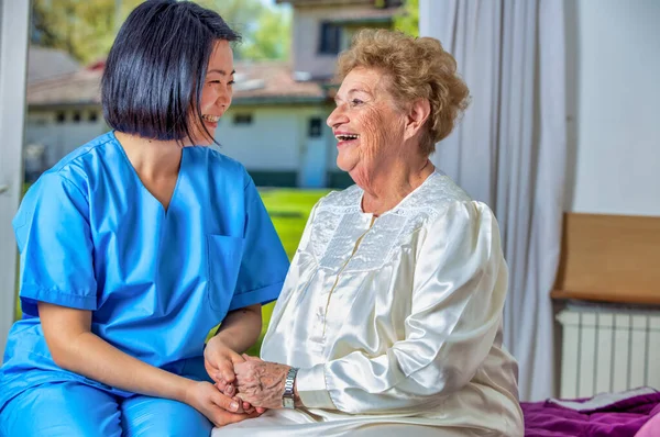 Asian Doctor Reassuring Elderly Woman Hospital Room — Stock Photo, Image