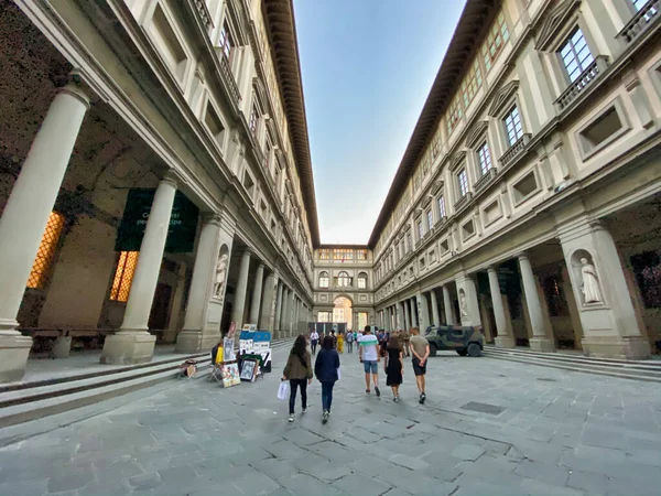 FLORENCIA, ITALIA - 26 DE SEPTIEMBRE DE 2019: Palacio Uffizi al atardecer en — Foto de Stock