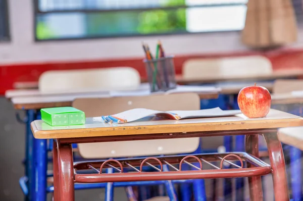 Manzana en un dashboars en el aula primaria —  Fotos de Stock