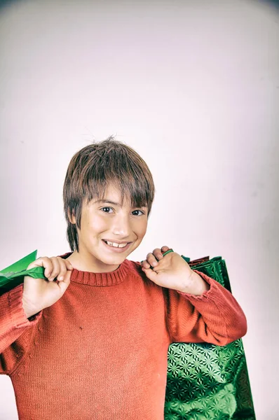 Niño Con Casa Con Cajas Regalo Navidad Aislado Sobre Fondo — Foto de Stock