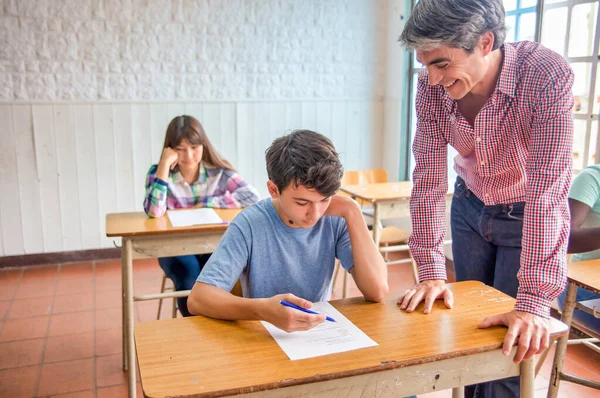 Sınıftaki Kendine Güvenen Beyaz Çocuk Okul Sınavı Yapıyor Öğretmeniyle Konuşuyor — Stok fotoğraf