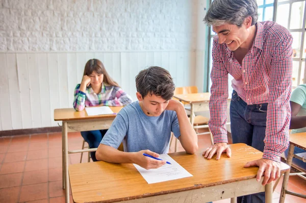 Confiado Adolescente Caucásico Aula Haciendo Prueba Escuela Hablando Con Maestro —  Fotos de Stock