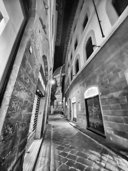 ФЛОРЕНЦИЯ - 26 СЕНТЯБРЯ 2019 г.: Улицы города ночью возле площади Пьяцца — стоковое фото