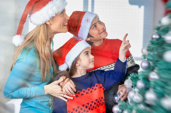 Feiertage Und Festkonzept Glückliche Familie Hause Feiert Weihnachten — Stockfoto