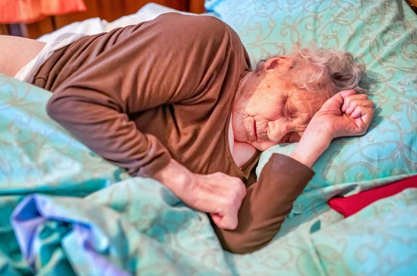 Mulher Idosa Dormindo Cama Casa — Fotografia de Stock