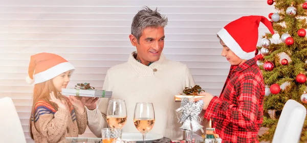 Feiertage Und Festkonzept Glückliche Familie Hause Feiert Weihnachten — Stockfoto