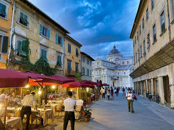 Pisa, İtalya - 27 Eylül 2019: Şehir sokakları boyunca turistler — Stok fotoğraf