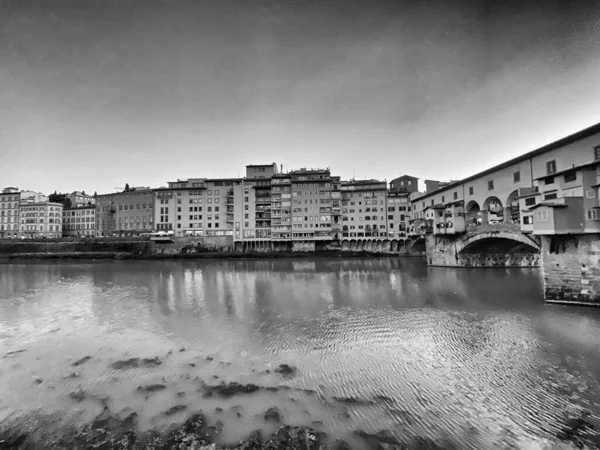 Old Bridge ve Florence Lungarni, alacakaranlıkta, İtalya — Stok fotoğraf