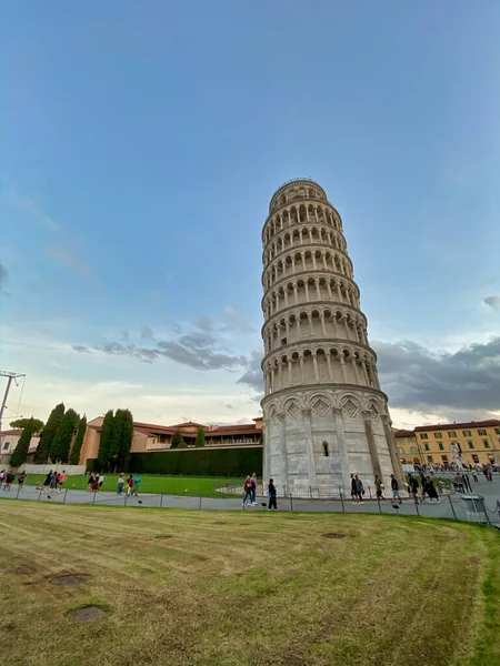 Pisa, Itálie - 27. září 2019: Zázračné pole na slunci — Stock fotografie