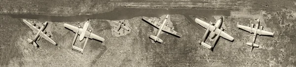 Vista aérea superior hacia abajo de las aeronaves antiguas ligeras estacionadas simétricas —  Fotos de Stock