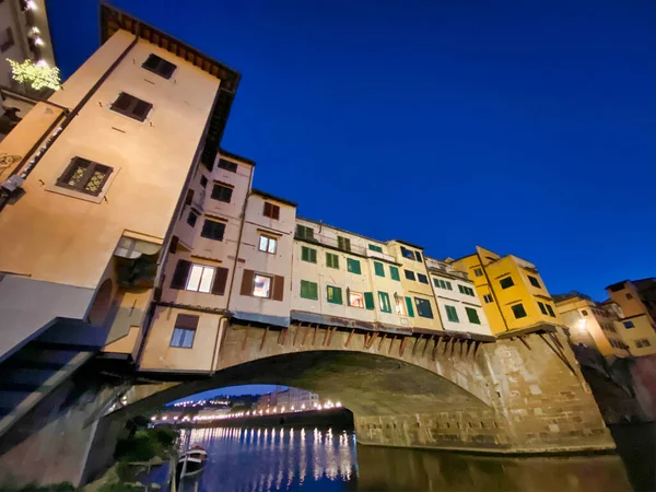 Starý most a Florencie Lungarni v noci. Panoramatické město i — Stock fotografie