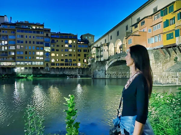 Žena hledící na Ponte Vecchio. Starý most, Florencie — Stock fotografie