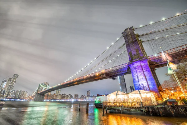 Night view of Brooklyn Bridge in New York City from Brooklyn Bri — Stock Photo, Image