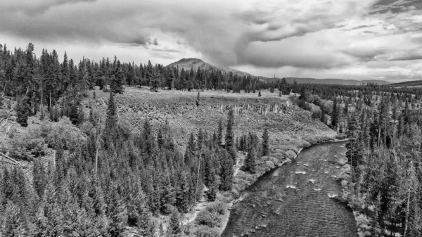Πάνω από το όμορφο ποτάμι Yellowstone με ορεινό τοπίο, — Φωτογραφία Αρχείου