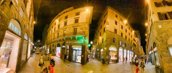 FLORENCIA, ITALIA - 26 DE SEPTIEMBRE DE 2019: Turistas por la calle de la ciudad — Foto de Stock