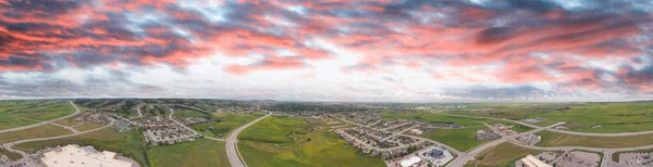 Luftaufnahme der Kleinstadt und der umliegenden Landschaft im Sommer — Stockfoto