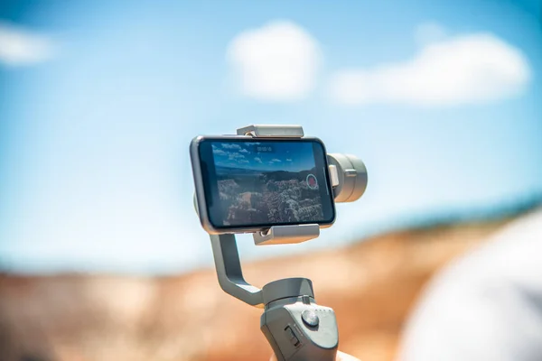 Estabilizador con un smartphone montado tomando fotos de un Nacional —  Fotos de Stock