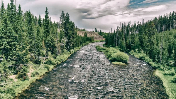Overflying krásný Yellowstone řeka s horskou krajinou, — Stock fotografie