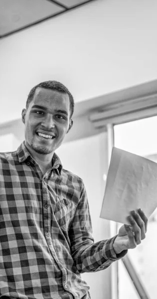 Sebevědomý Africký Mladý Pracovník Kanceláři Stojící Ukazující Kus Papíru — Stock fotografie