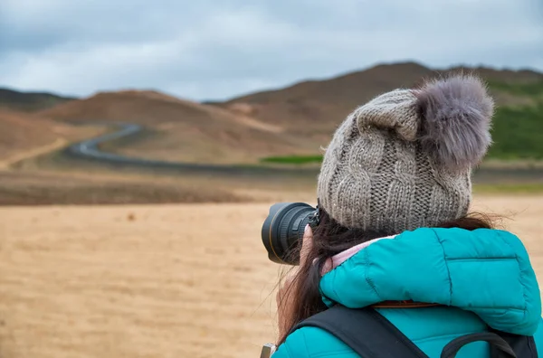 Fotógrafa femenina que toma fotografías del paisaje de Icland en verano. — Foto de Stock