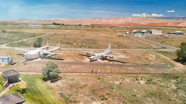 오래 된 비행기들이 줄지어 있는 공유지의 아래쪽 모습. — 스톡 사진