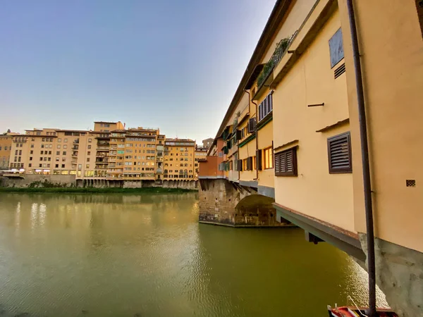 イタリア、夕暮れ時の旧橋とフィレンツェ・ルンガルニ — ストック写真