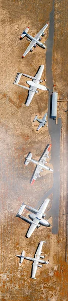 Légi kilátás a légi park régi repülőgépek igazított. — Stock Fotó