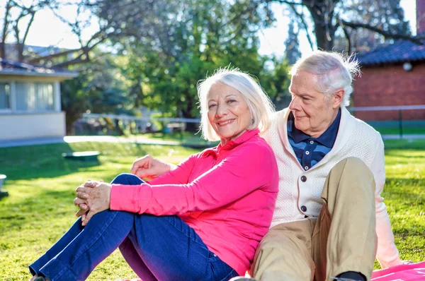 Happy Senior Gepensioneerd Stel Ontspannen Buiten Tuin Pensioenconcept — Stockfoto