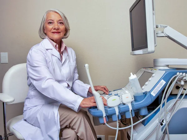 Ultrasound Hospital Elderly Female Doctor Confident Work — Stock Photo, Image