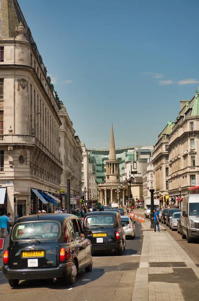 Λονδίνο - Ιούνιος 2015: Κυκλοφορία στους δρόμους της πόλης με αυτοκίνητα και ταξί — Φωτογραφία Αρχείου