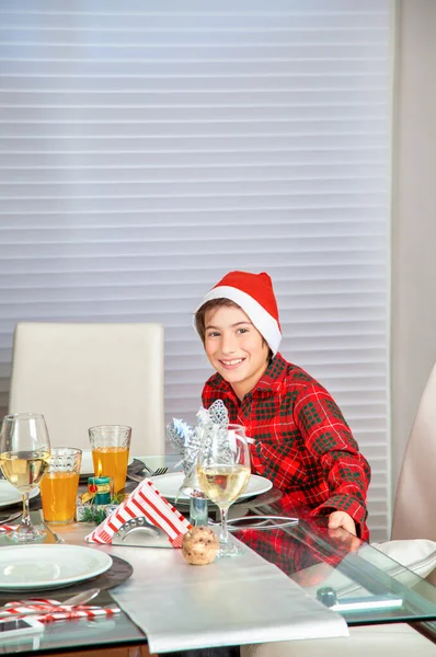 Мальчик Домом Рождество Изолированный Белом Фоне — стоковое фото