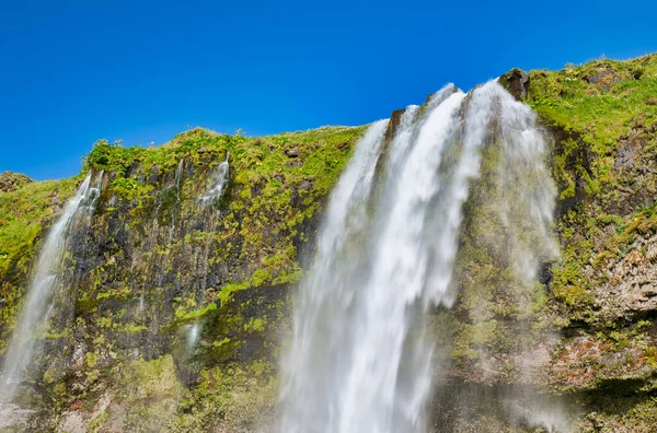 Bela vista de Seljalandfoss Cachoeiras na Islândia em um ensolarado — Fotografia de Stock