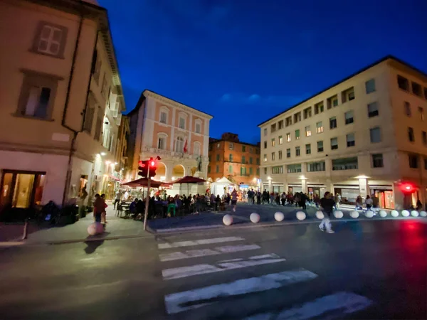 Pisa, italien - 27. september 2019: garibaldi-platz mit touristen — Stockfoto