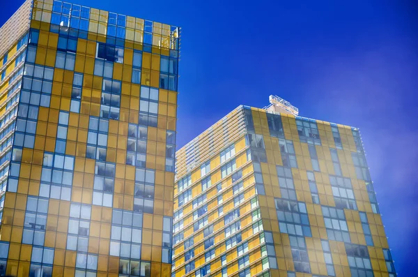 Барвисті жовті та блакитні будівлі на тлі чистого неба — стокове фото