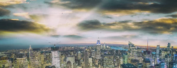 Increíble horizonte aéreo panorámico al atardecer de Manhattan desde un alto —  Fotos de Stock