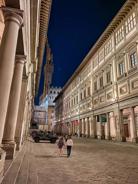 Florencja, Włochy - 26 września 2019: Widok nocny na plac Uffizi — Zdjęcie stockowe