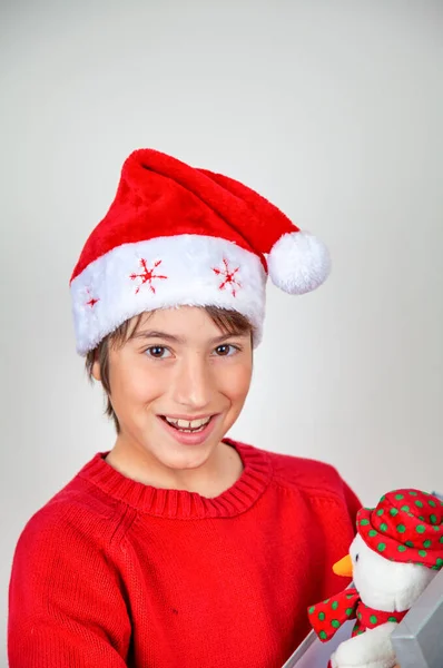 Gelukkig Jong Jongen Met Kerst Hoed Thuis Geïsoleerd Witte Achtergrond — Stockfoto