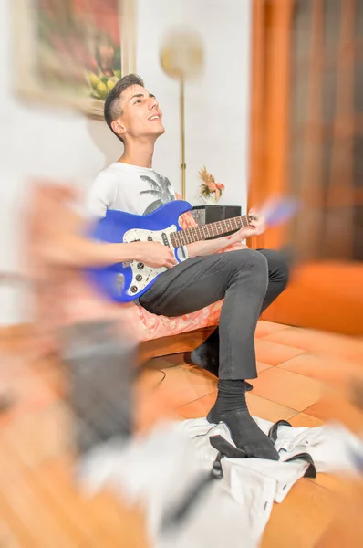 Junge Musikerin Spielt Hause Gitarre — Stockfoto