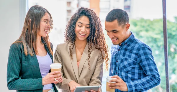 Trois Jeunes Collaborateurs Multiethniques Dans Bureau Les Gens Affaires Travail — Photo