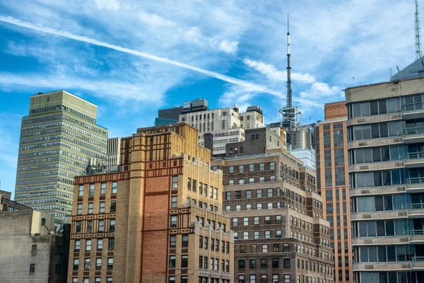 Grupo de rascacielos antiguos y modernos de la ciudad de Nueva York contra un b — Foto de Stock