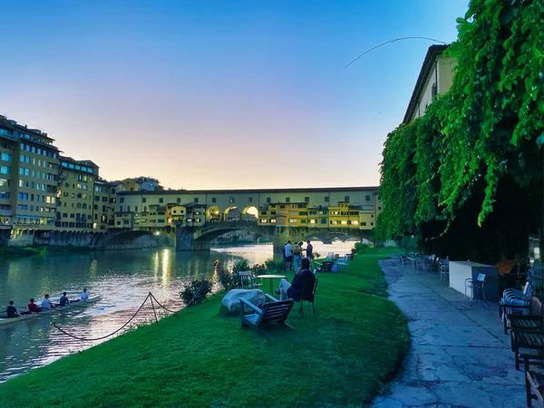 Stary Most i Florencja Lungarni w nocy. Panoramiczny krajobraz miejski i — Zdjęcie stockowe