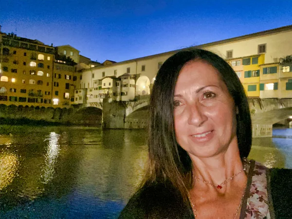 Woman taking selfies underneath Ponte Vecchio. Old Bridge, Flore — Stock Photo, Image