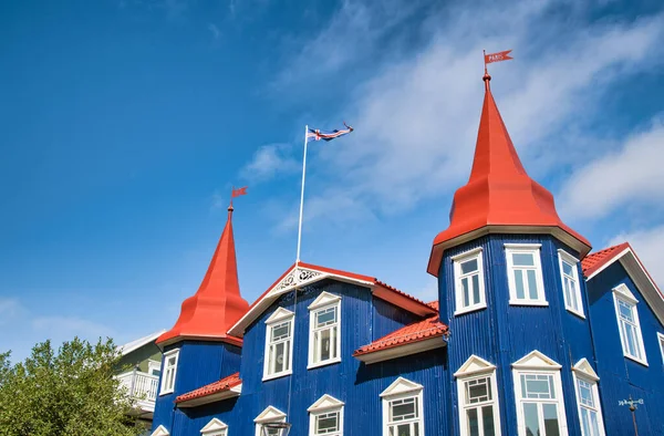 Edificio azul de Akureyri contra el hermoso cielo de verano, Islandia — Foto de Stock