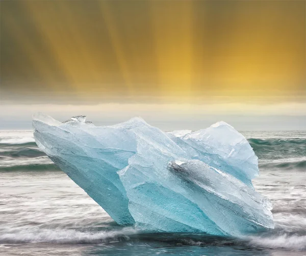 Visão desfocada da exposição longa de Icebergs em movimento em Jokulsarlon Lag — Fotografia de Stock