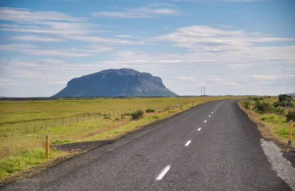 Beautiful landscape of Iceland with road and mountain — Stock Photo, Image