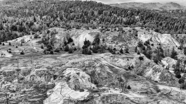 Yellowstone Mammoth Hot Springs, vista aérea aérea das rochas a — Fotografia de Stock