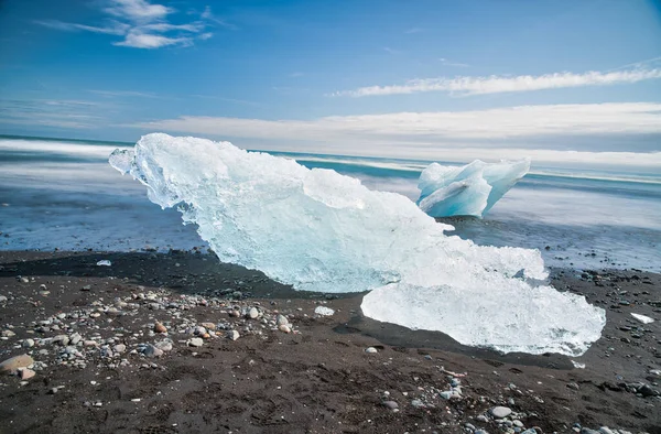 Rozmazaný dlouhodobý pohled na ledovce pohybující se v Jokulsarlon Lag — Stock fotografie